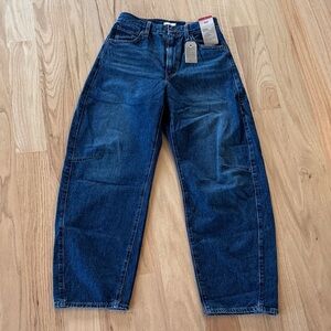 Levi’s women’s conch waist barrel jeans
Size: 28
Color: New Shades
NWT